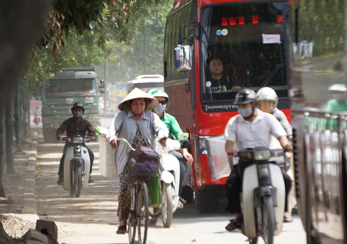 ha noi duong pham van dong mo mit vi bao bui