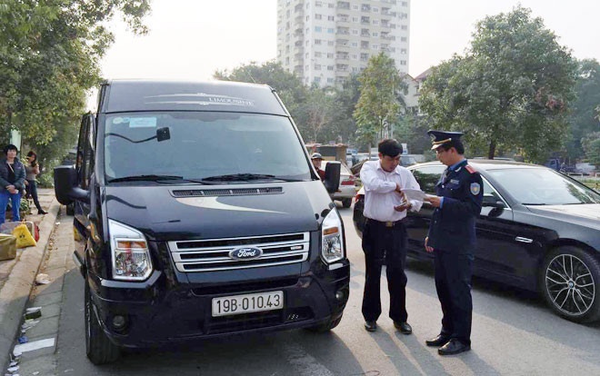 xe hop dong tra hinh phuc vu nhom nho siet la dung