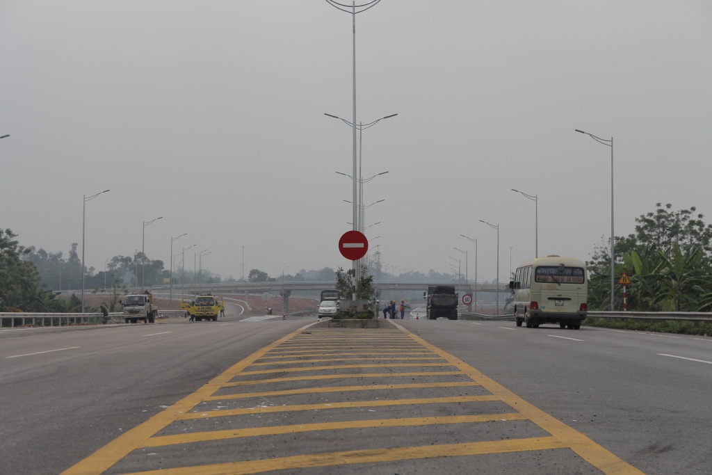 tu 17 phat gan 2 trieu dong neu lam mat ve the tren cao toc noi bai lao cai
