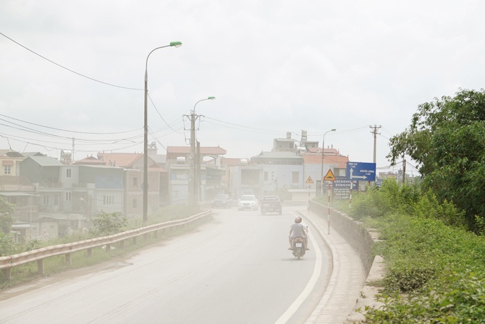 Hà Nội: Bão bụi 'nhấn chìm' người đi xe máy ở Khuyến Lương ha noi bao bui nhan chim nguoi di xe may o khuyen luong