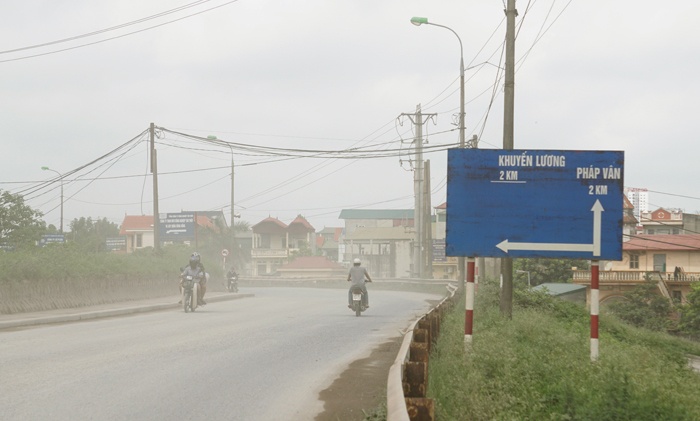 Hà Nội: Bão bụi 'nhấn chìm' người đi xe máy ở Khuyến Lương ha noi bao bui nhan chim nguoi di xe may o khuyen luong