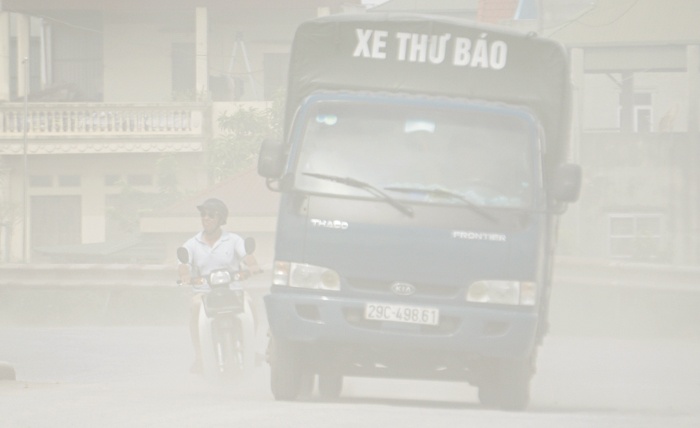 Hà Nội: Bão bụi 'nhấn chìm' người đi xe máy ở Khuyến Lương ha noi bao bui nhan chim nguoi di xe may o khuyen luong