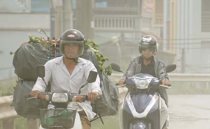 Hà Nội: Bão bụi 'nhấn chìm' người đi xe máy ở Khuyến Lương ha noi bao bui nhan chim nguoi di xe may o khuyen luong