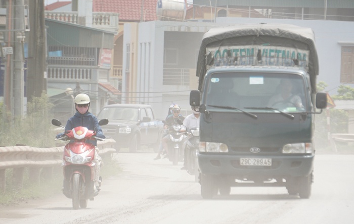 ha noi bao bui nhan chim nguoi di xe may o khuyen luong