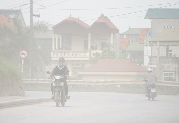 Hà Nội: Bão bụi 'nhấn chìm' người đi xe máy ở Khuyến Lương ha noi bao bui nhan chim nguoi di xe may o khuyen luong