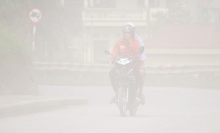 Hà Nội: Bão bụi 'nhấn chìm' người đi xe máy ở Khuyến Lương ha noi bao bui nhan chim nguoi di xe may o khuyen luong