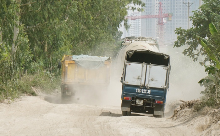 Hà Nội: Bão bụi 'nhấn chìm' người đi xe máy ở Khuyến Lương ha noi bao bui nhan chim nguoi di xe may o khuyen luong