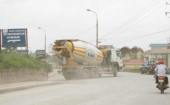 Hà Nội: Bão bụi 'nhấn chìm' người đi xe máy ở Khuyến Lương ha noi bao bui nhan chim nguoi di xe may o khuyen luong