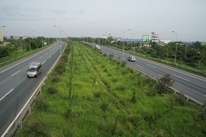 nguoi di bo xe may gion mat tu than tren cao toc dai lo thang long