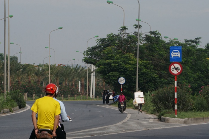 nguoi di bo xe may gion mat tu than tren cao toc dai lo thang long