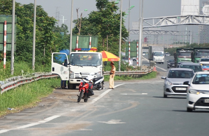 nguoi di bo xe may gion mat tu than tren cao toc dai lo thang long