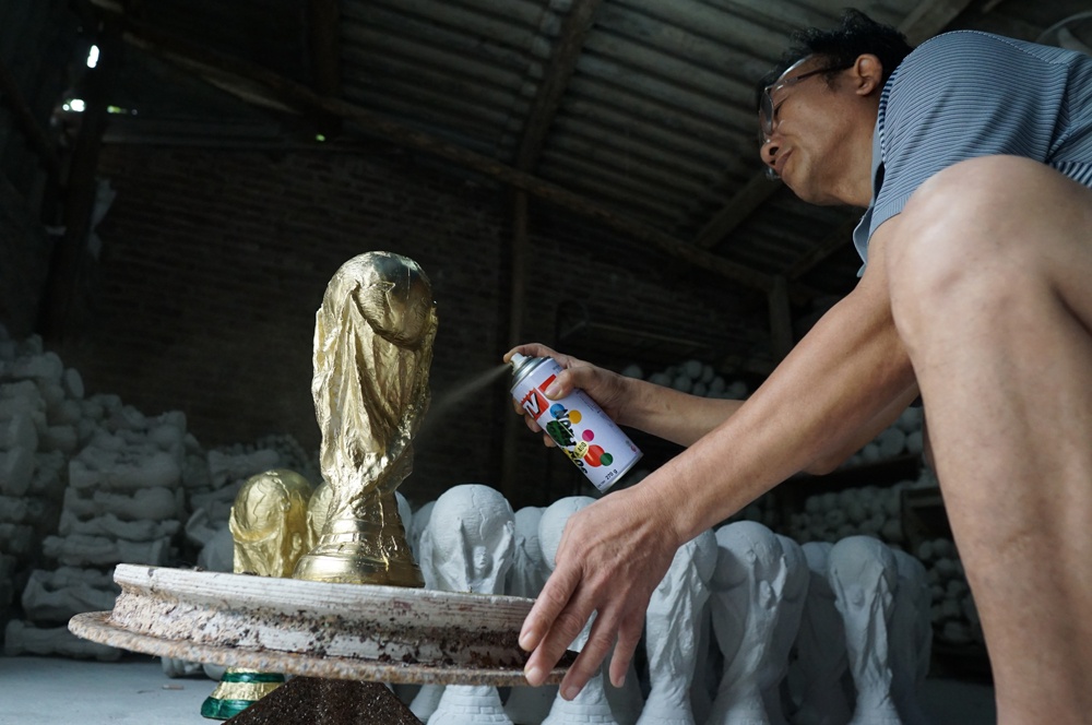 chum anh cup vang fifa san xuat o bat trang xuat khau nuoc ngoai