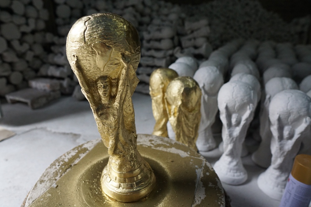 chum anh cup vang fifa san xuat o bat trang xuat khau nuoc ngoai