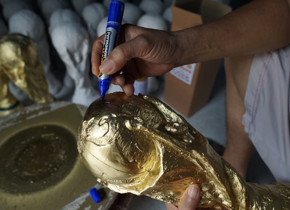 chum anh cup vang fifa san xuat o bat trang xuat khau nuoc ngoai