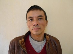 Kẻ dùng súng tấn công 4 người bên nhà vợ ra tòa vẫn hát… nghêu ngao
