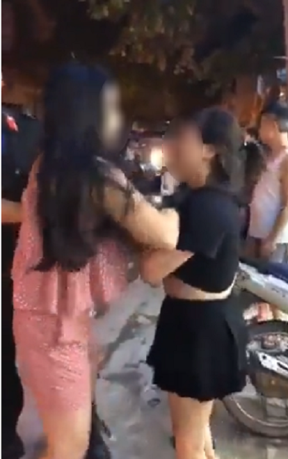 vo bat qua tang chong tron 2 con tho dip le 16 de hen ho voi nhan tinh va man danh ghen nhieu bat ngo