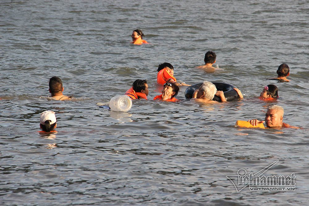 thanh nien nhay cau tu do cao 20m xuong tam giai nhiet