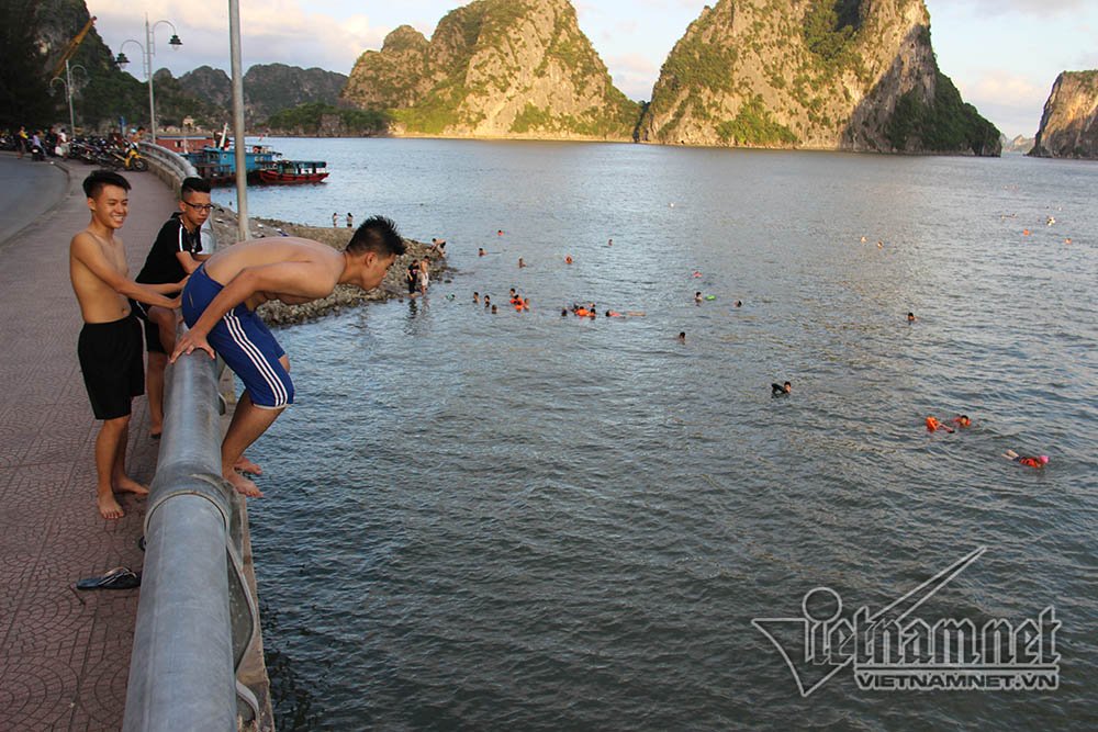 thanh nien nhay cau tu do cao 20m xuong tam giai nhiet