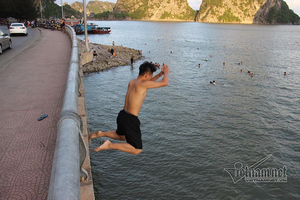 thanh nien nhay cau tu do cao 20m xuong tam giai nhiet