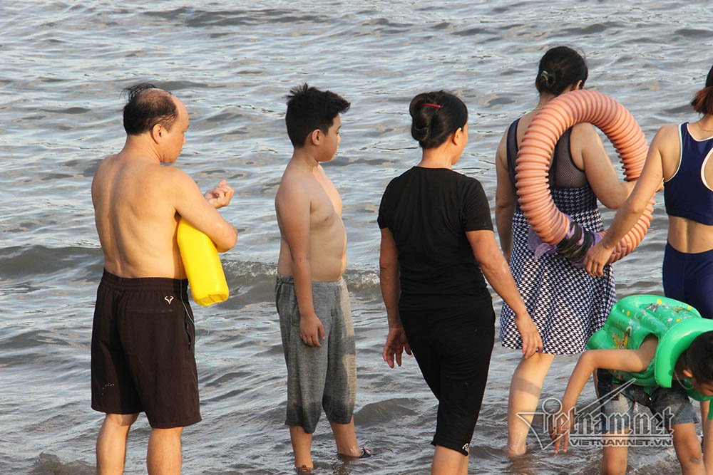 thanh nien nhay cau tu do cao 20m xuong tam giai nhiet