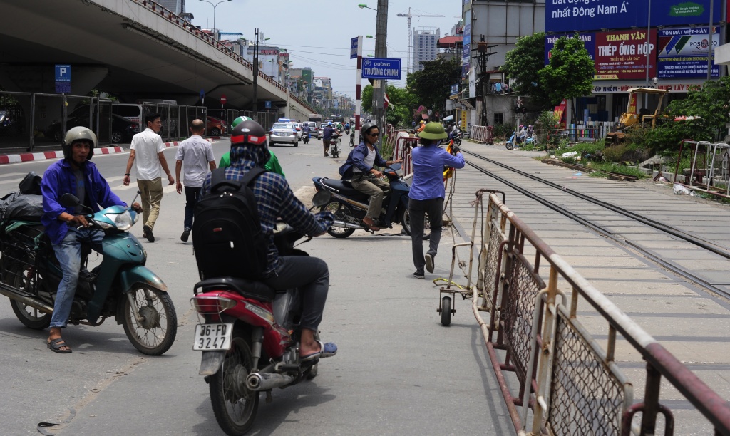 lien tiep tai nan tau hoa nhieu nguoi van lieu mang bang qua duong sat