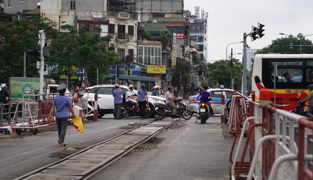 lien tiep tai nan tau hoa nhieu nguoi van lieu mang bang qua duong sat