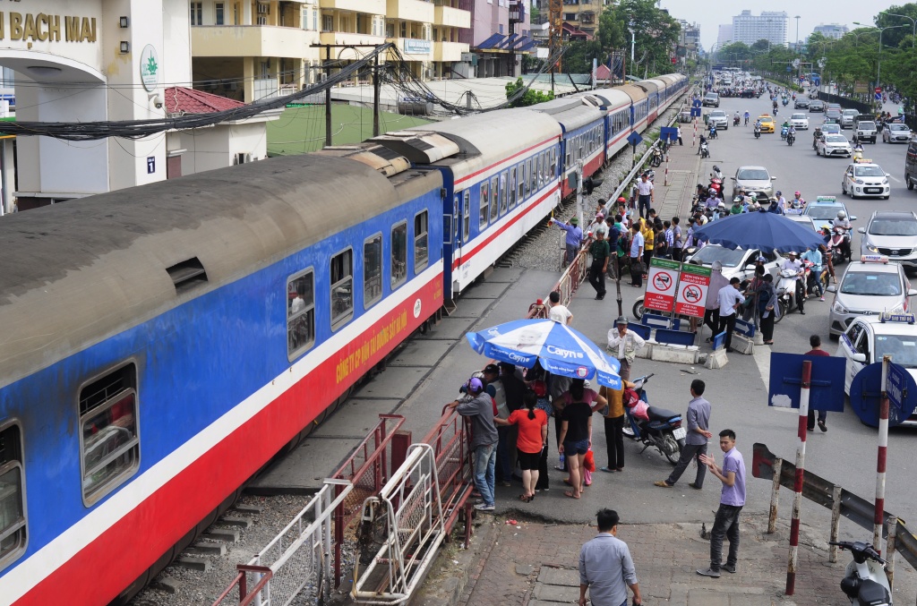 lien tiep tai nan tau hoa nhieu nguoi van lieu mang bang qua duong sat