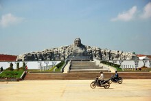 Xây tượng đài hoành tráng trong khi vay tiền trả nợ công