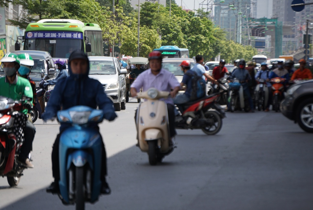 choang canh tap nap vuot den do mua nang nong o ha noi