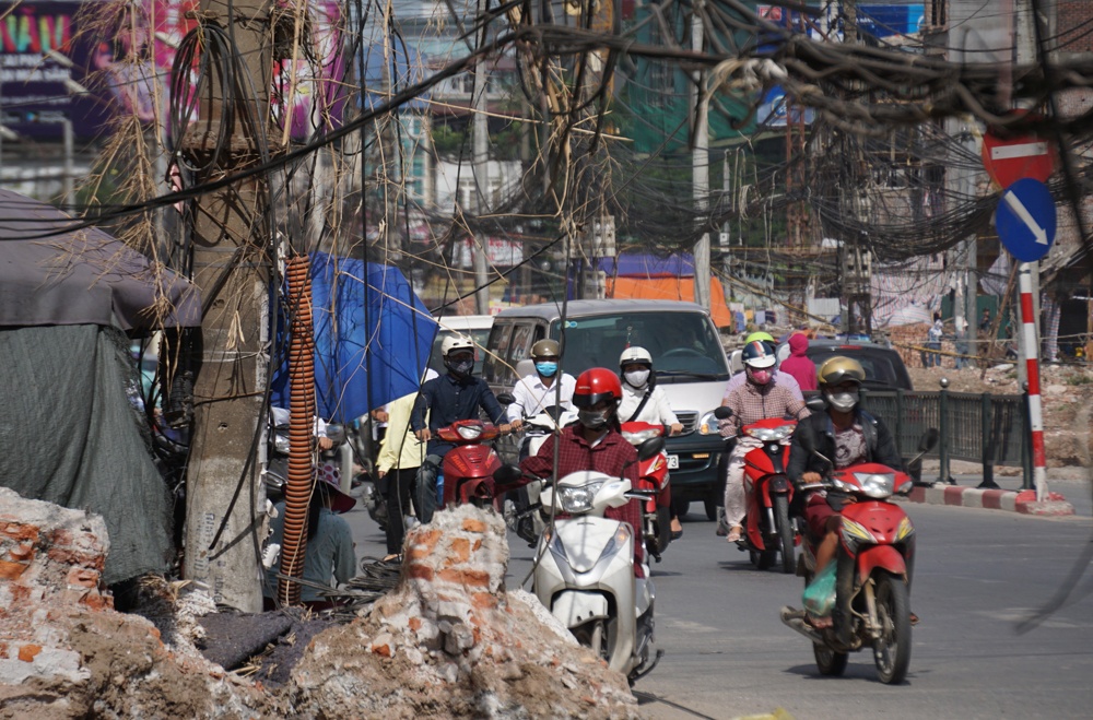 con pho o ha noi voi thien la dia vong thong long phia tren dau