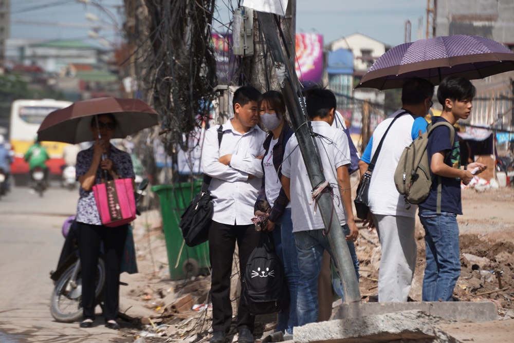 con pho o ha noi voi thien la dia vong thong long phia tren dau