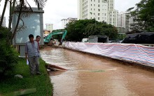 Hà Nội: Thi công múc 'nhầm' đường ống, cả phường Trung Hòa điêu đứng vì bị mất nước