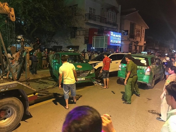 tai nan hon 10 nguoi thuong vong yeu cau ra soat viec sat hach tai xe