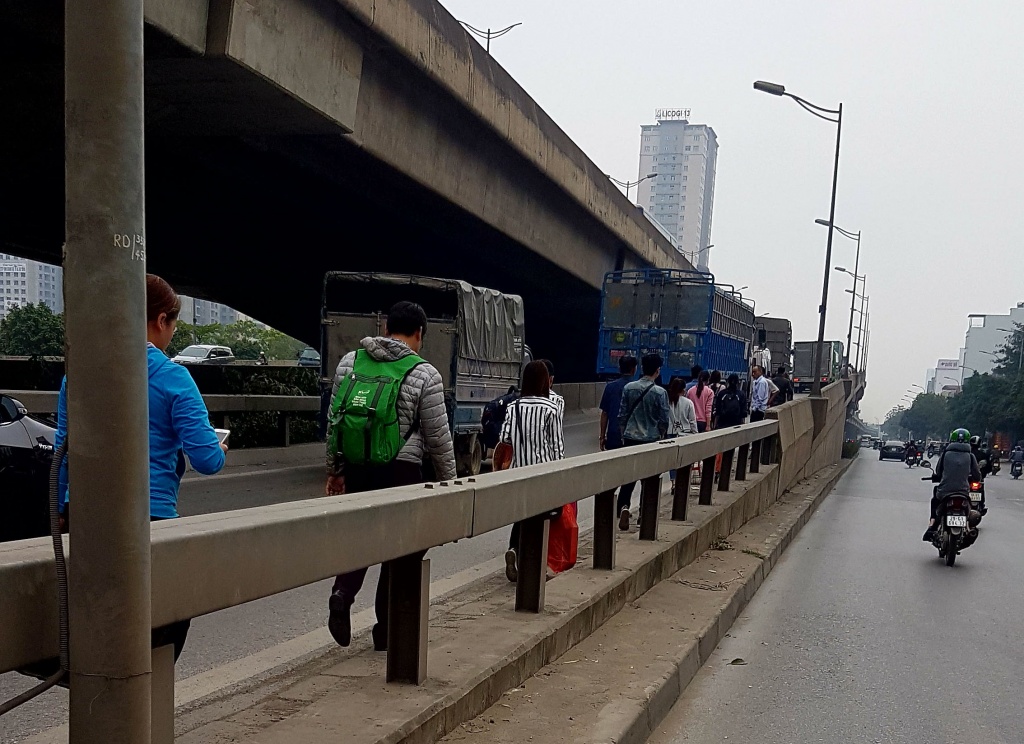 ha noi nghien cuu lap camera quyet chong xe du ben coc