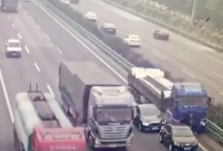 Video: Tránh đàn dê, xe tải đâm bay hàng loạt người và ô tô