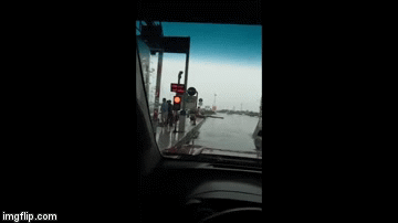 nam dinh tai xe tu mo barie tram bot my loc de cho xe qua
