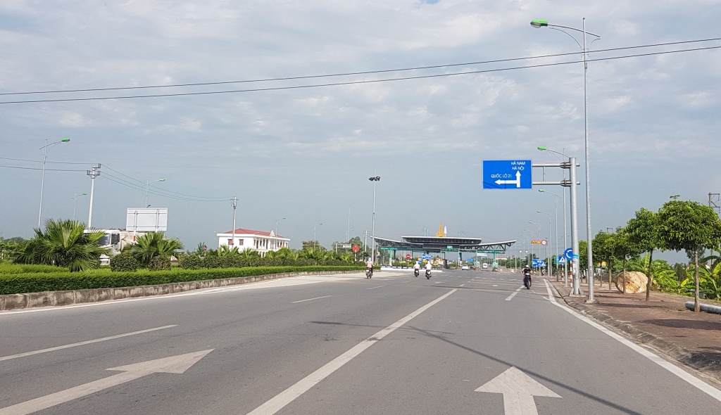 nam dinh tai xe tu mo barie tram bot my loc de cho xe qua
