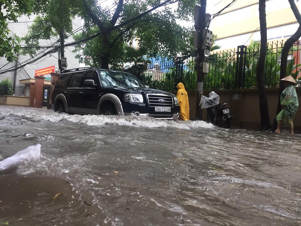 Hà Nội: Mưa suốt ngày đêm, ô tô bơi trên phố ha noi mua suot ngay dem o to boi tren pho