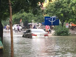 Hà Nội: Mưa suốt ngày đêm, ô tô bơi trên phố