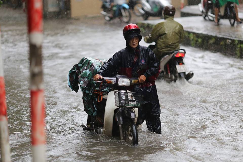 Hà Nội: Mưa suốt ngày đêm, ô tô bơi trên phố ha noi mua suot ngay dem o to boi tren pho