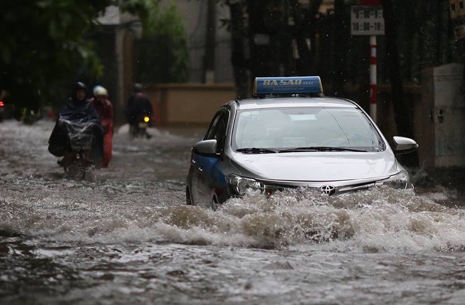 Hà Nội: Mưa suốt ngày đêm, ô tô bơi trên phố ha noi mua suot ngay dem o to boi tren pho