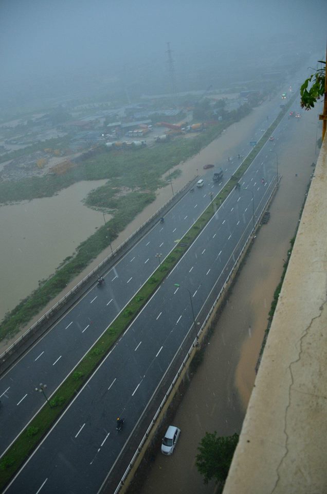 ha noi mua suot ngay dem o to boi tren pho