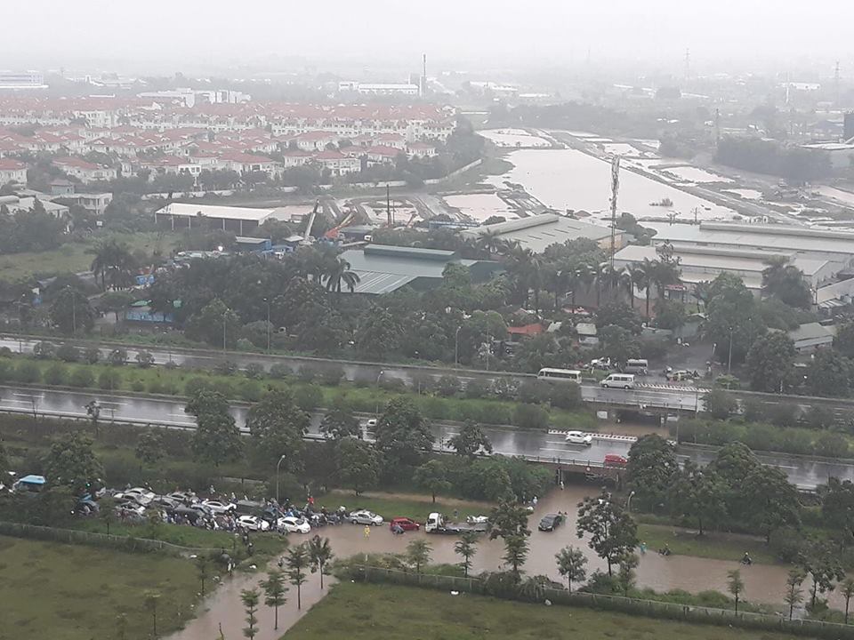Hà Nội: Mưa suốt ngày đêm, ô tô bơi trên phố ha noi mua suot ngay dem o to boi tren pho