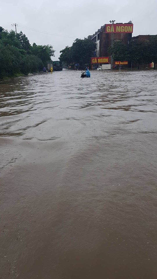 Hà Nội: Mưa suốt ngày đêm, ô tô bơi trên phố ha noi mua suot ngay dem o to boi tren pho