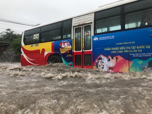 Hà Nội: Mưa suốt ngày đêm, ô tô bơi trên phố ha noi mua suot ngay dem o to boi tren pho