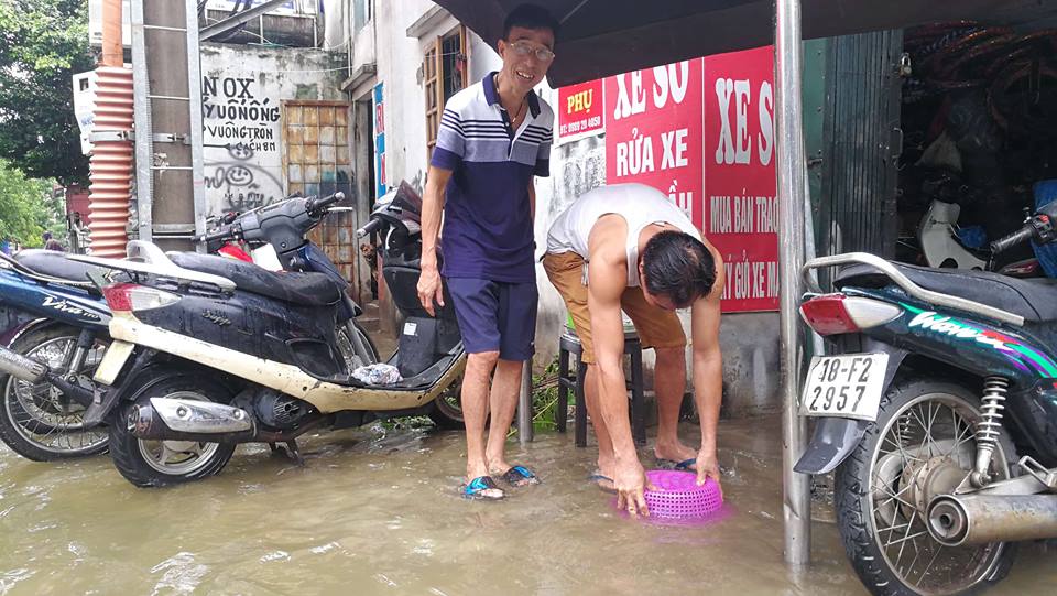 ha noi mua suot ngay dem o to boi tren pho