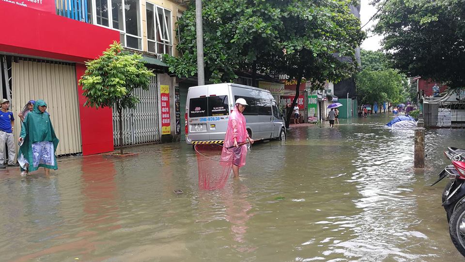 Hà Nội: Mưa suốt ngày đêm, ô tô bơi trên phố ha noi mua suot ngay dem o to boi tren pho