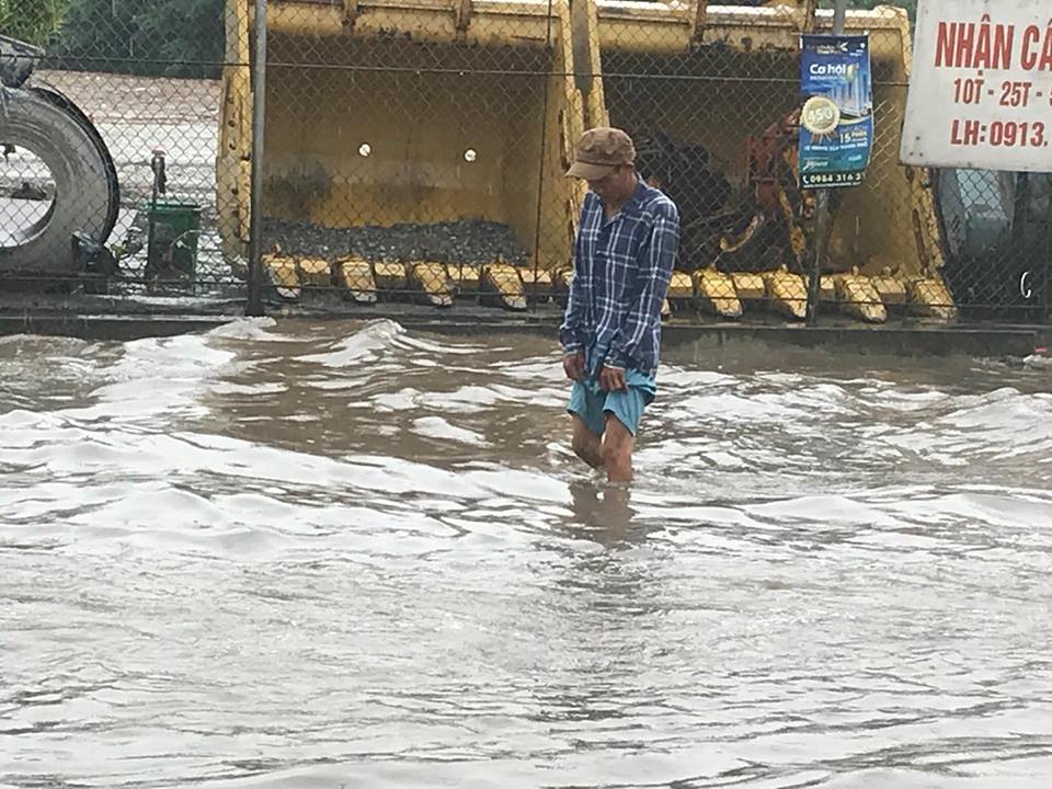 Hà Nội: Mưa suốt ngày đêm, ô tô bơi trên phố ha noi mua suot ngay dem o to boi tren pho