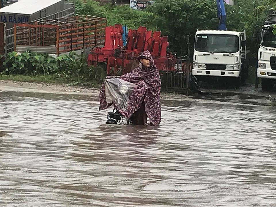 Hà Nội: Mưa suốt ngày đêm, ô tô bơi trên phố ha noi mua suot ngay dem o to boi tren pho