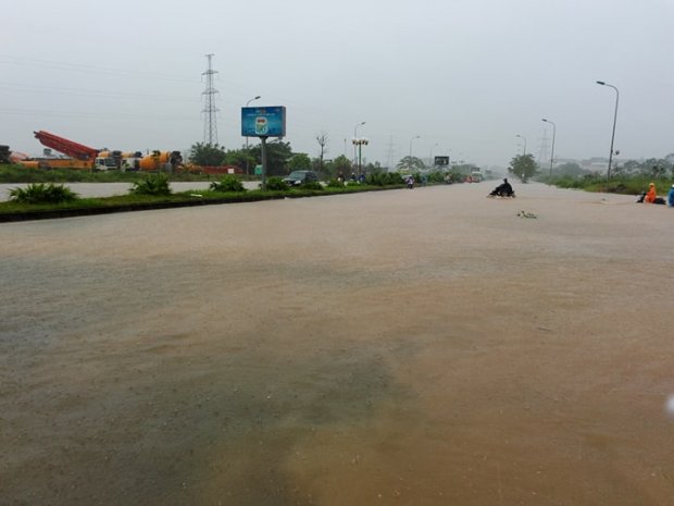 Hà Nội: Mưa suốt ngày đêm, ô tô bơi trên phố ha noi mua suot ngay dem o to boi tren pho